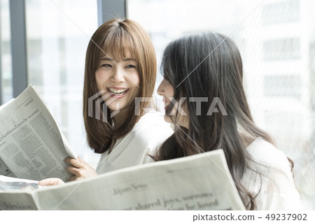 讀報紙的兩名婦女在窗口邊 49237902