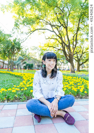 目前花園中等少女。 Hanazono Nakajima五層六色花瓶。 49240624