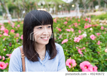 目前花園中等少女。 Hanazono Nakajima五層六色花瓶。 目前花園中等少女。 Hanazono Nakajima五層六色花瓶。 49240672