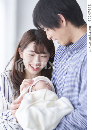 爸爸抱著一個嬰兒 49247468