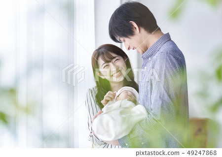 爸爸抱著一個嬰兒 49247868