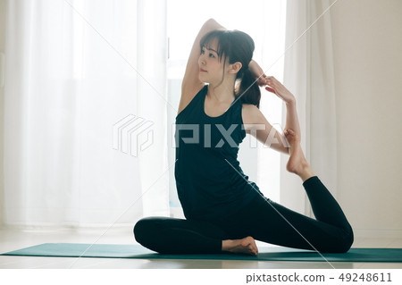 做瑜伽日本人鳩姿勢鳩姿勢熱的瑜伽的少婦 做瑜伽日本人鳩姿勢鳩姿勢熱的瑜伽的少婦 49248611