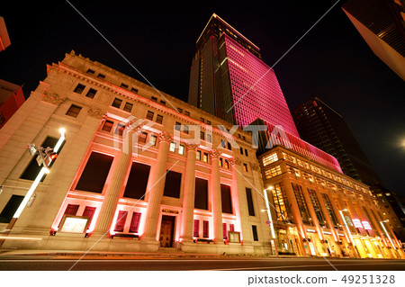 日本東京的城市景觀,在三越前站前看著日本橋室町,三井住友信託銀行等 日本東京的城市景觀,在三越前站前看著日本橋室町,三井住友信託銀行等 49251328