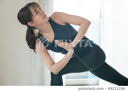 做瑜伽日本熱的瑜伽的少婦 49252206
