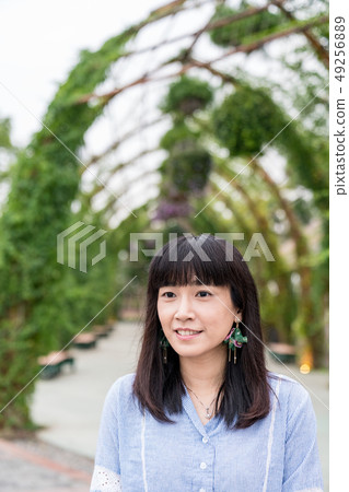 在公園裡的處女。公園般的攤位和氣球。 49256889