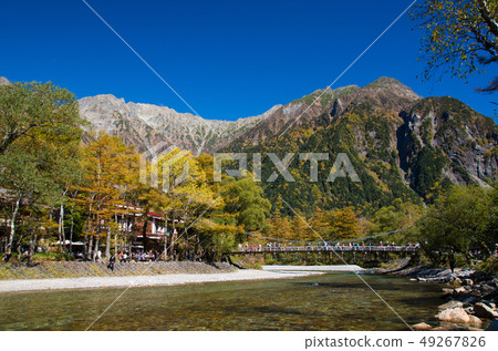 Kamikochi秋天秋天葉子季節Kappabashi Kamikochi秋天秋天葉子季節Kappabashi 49267826