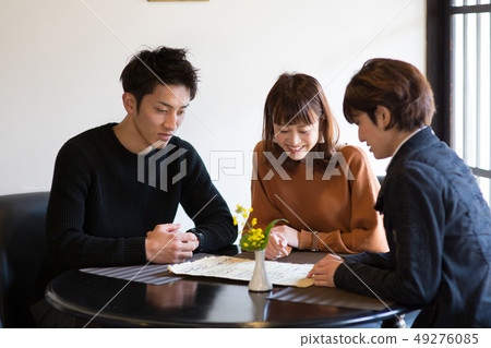Restaurant Customers 49276085