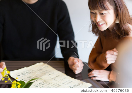 Restaurant Customers 49276086