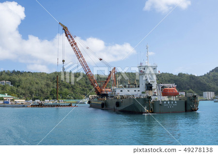 在港口建設工作Shin Fujimaru打擊鋼管樁的工作船 在港口建設工作Shin Fujimaru打擊鋼管樁的工作船 49278138