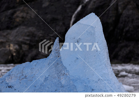 打破從冰川流動的冰,威廉王子灣,阿拉斯加 打破從冰川流動的冰,威廉王子灣,阿拉斯加 49280279