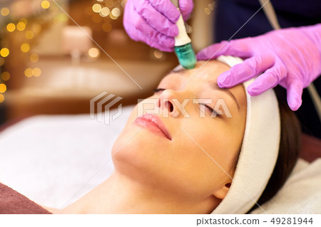 woman having microdermabrasion facial treatment 49281944