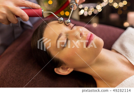 woman having hydradermie facial treatment in spa woman having hydradermie facial treatment in spa 49282114
