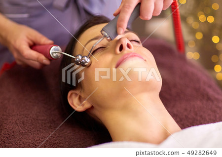 woman having hydradermie facial treatment in spa woman having hydradermie facial treatment in spa 49282649