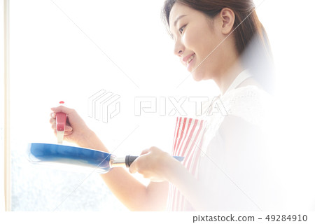 Woman cooking 49284910