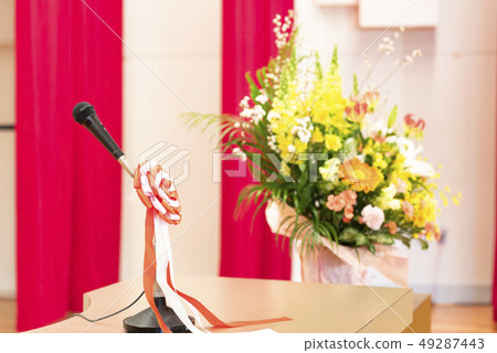畢業典禮場地（地板上有鮮花的基座麥克風） 49287443