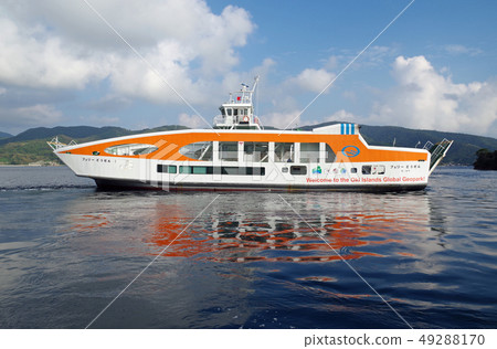 Ferry connecting the islands in front of the island 49288170