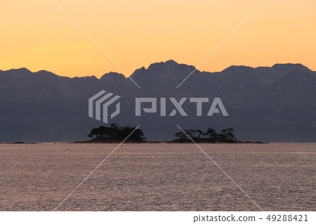 Kurigashima and the Tateyama mountain range of the morning sun Kurigashima and the Tateyama mountain range of the morning sun 49288421