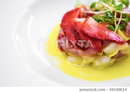 Tuna with strawberries and microgrin 49289614