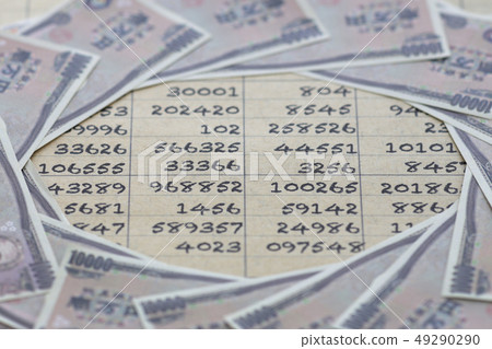 與數字,計算器和鉛筆的比爾和房子模型 與數字,計算器和鉛筆的比爾和房子模型 49290290