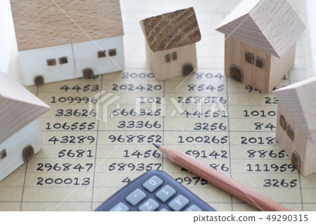 安置在與對此寫的數字的包裝紙安置的模型和計算器和鉛筆 安置在與對此寫的數字的包裝紙安置的模型和計算器和鉛筆 49290315