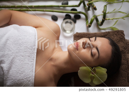 Beautiful Young Woman Getting a Face Treatment at Beauty Salon. 49291805