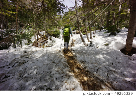 登山者爬山與山 49295329