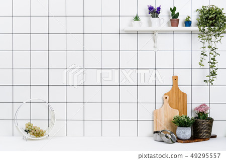 各種各樣的有組織的廚房工具和小花盆背景 各種各樣的有組織的廚房工具和小花盆背景 49295557