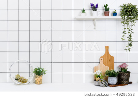 各種各樣的有組織的廚房工具和小花盆背景 49295558