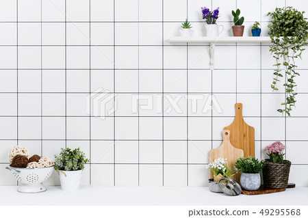 各種各樣的有組織的廚房工具和小花盆背景 各種各樣的有組織的廚房工具和小花盆背景 49295568
