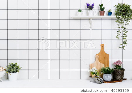 各種各樣的有組織的廚房工具和小花盆背景 各種各樣的有組織的廚房工具和小花盆背景 49295569