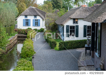 Giethoorn village with canals and rustic thatched Giethoorn village with canals and rustic thatched 49299089