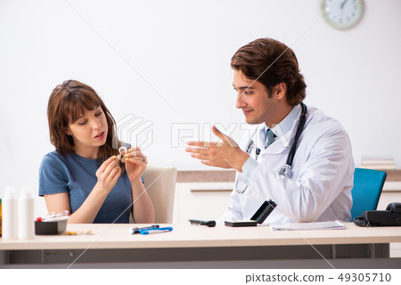 Patient with hearing problem visiting doctor otorhinolaryngologi Patient with hearing problem visiting doctor otorhinolaryngologi 49305710