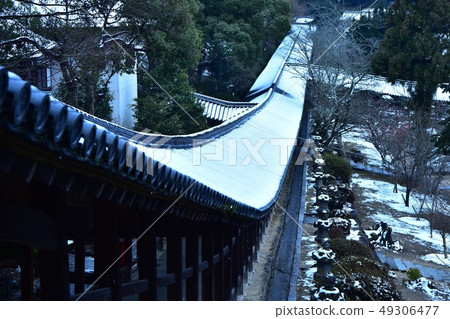 Kibitsu寺廟冬天風景電路的鋪磁磚的屋頂 Kibitsu寺廟冬天風景電路的鋪磁磚的屋頂 49306477