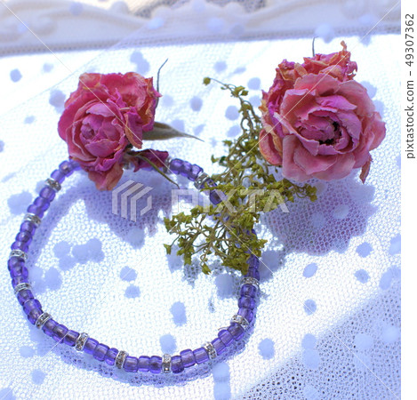 A sleek bracelet with purple beads and silver londel 49307362