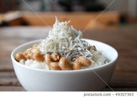 納豆飯配煮熟的銀魚 49307363