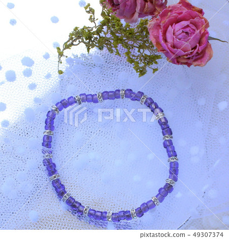 光滑的手鍊，紫色珠子和銀色londel 49307374