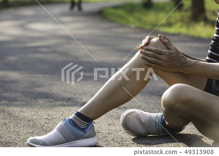 The female clings to a bad leg. The pain in her 49313908