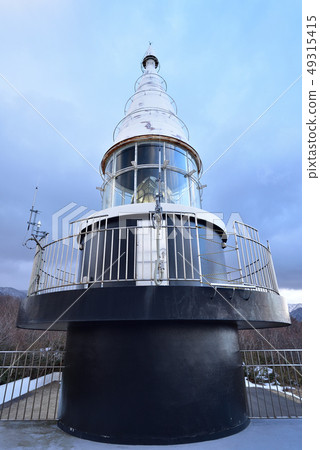 拍攝日本最高海拔的Motsu Tadasu燈塔的早春風景照片在北海道Setana鎮 49315415