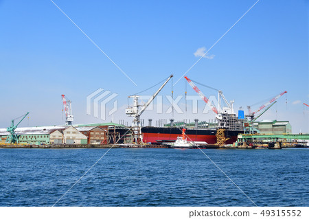 在北海道函館拍攝修理船和函館碼頭的風景 49315552