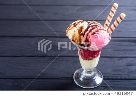 Ice creeam in sundae Ice creeam in sundae 49316047