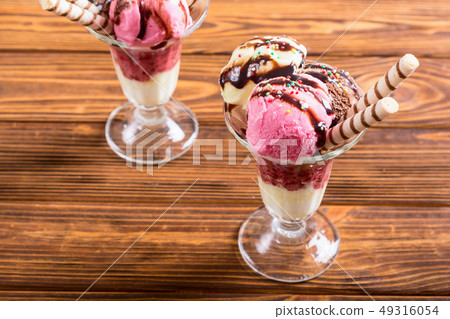 Ice creeam in sundae Ice creeam in sundae 49316054