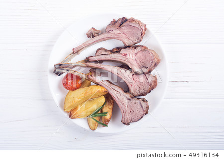 Grilled rack of lamb with potatoes 49316134