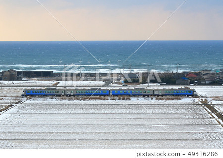 Gono線,冬季日本海和當地火車 Gono線,冬季日本海和當地火車 49316286