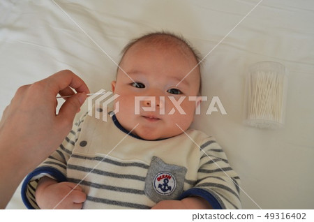 Baby ear cleaning 49316402