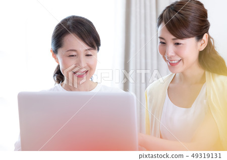 生活方式的母親和女兒 生活方式的母親和女兒 49319131