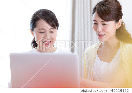 生活方式的母親和女兒 生活方式的母親和女兒 49319132