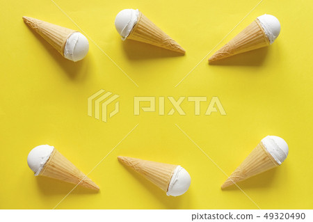 Double side border of vanilla ice cream cones 49320490