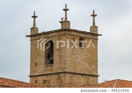 View of the tower and stone walls of Santa Maria Cathedral in the old town of Caceres. 49321938