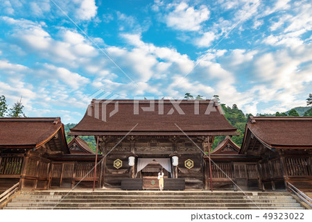 Izumo Taisha eight foot gate and worshiper Izumo Taisha eight foot gate and worshiper 49323022