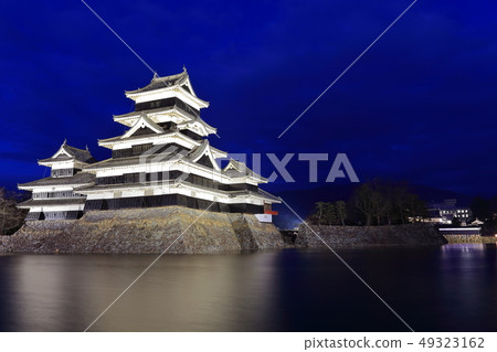 [Nagano Prefecture] Night view of Matsumoto Castle 49323162